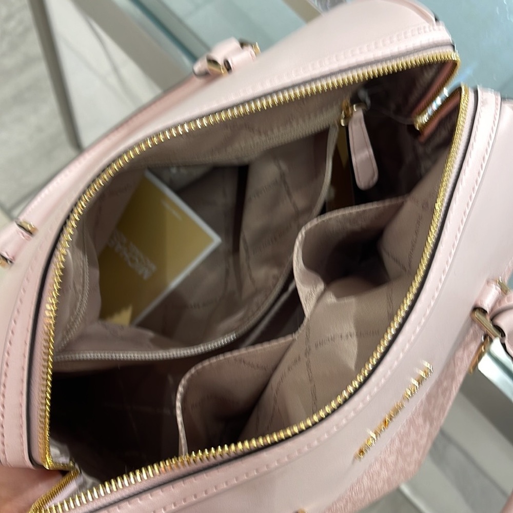 Michael Kors med Duffel Travel - Leather/Coated
Light Powder Blush
MD DUFFLE
NWT - Picture 13 of 16